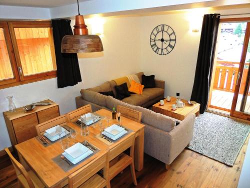 un salon avec un canapé et une table dans l'établissement Résidence Le Kilimandjaro - 3 Pièces + cabine à deux pas du centre village MAE-1041, aux Gets