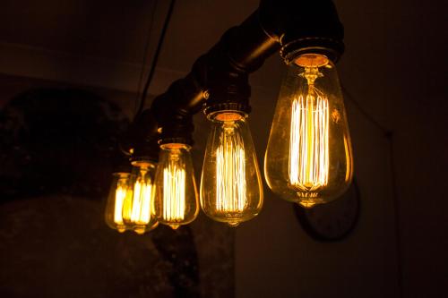 a group of light bulbs hanging from a ceiling at Boutique Home from Home in London