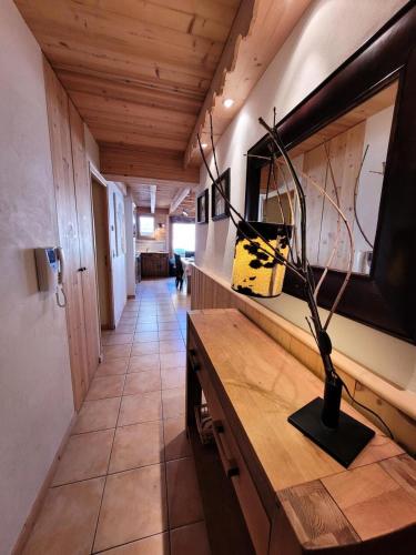 - un couloir avec une table et un vase dans l'établissement Résidence Eden Roc Ii - Beaux volumes au coeur du village MAE-0981, aux Gets