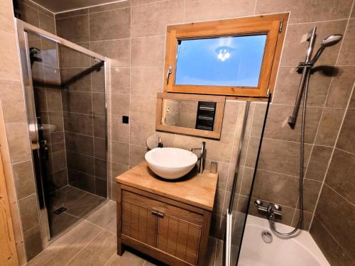une salle de bain avec un lavabo et une douche dans l'établissement Résidence Le Kilimandjaro - Appartement lumineux avec vue sur le domaine des Chavannes MAE-1081, aux Gets