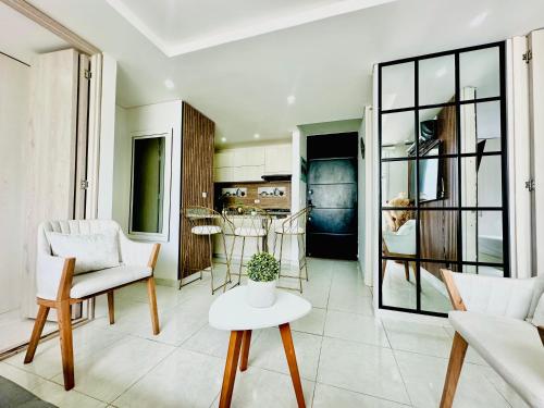 a living room with chairs and a table at Apartamento tranquilo y completo a 5 min de Girardot, cerca al Centro Comercial Peñaliza Mall in Ricaurte