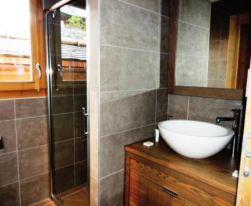 une salle de bain avec un lavabo et une douche dans l'établissement Résidence Le Kilimandjaro - 3 Pièces + cabine à deux pas du centre village MAE-1041, aux Gets