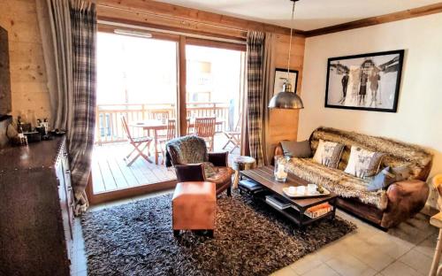un salon avec un canapé et une table dans l'établissement Résidence Chalune - Appartement classé 4 étoiles, 2 chambres + Cabine MAE-0951, aux Gets