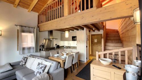 un salon avec un canapé et une table dans l'établissement Résidence Le Kilimandjaro - Appartement très cosy, 2 chambres en suite, proche commerces MAE-1201, aux Gets