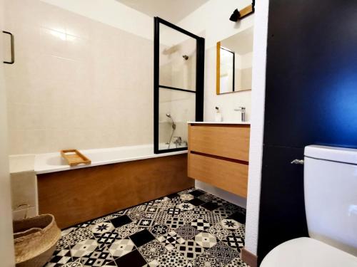 une salle de bain avec une baignoire, des toilettes et un lavabo dans l'établissement Résidence Chanteneige - Appartement lumineux et rénové MAE-1181, aux Gets