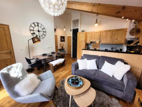 un salon avec un canapé, des chaises et une table dans l'établissement Chalet Les Perrieres - Appartement douillet dans petite résidence au calme. MAE-1211, aux Gets