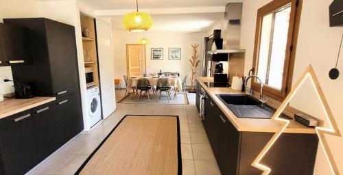 une cuisine avec un évier et un plan de travail dans l'établissement Chalet Ines - Appartement spacieux avec jardin MAE-0921, aux Gets