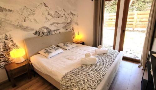 une chambre avec un lit avec deux serviettes dessus dans l'établissement Chalet Ines - Appartement spacieux avec jardin MAE-0921, aux Gets