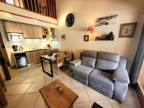 un salon avec un canapé et une table dans l'établissement Résidence Lion D'or - Appartement rénové, centre station, au calme, exposé Est-Ouest MAE-1091, aux Gets