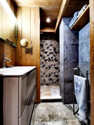 une cuisine avec un évier et une cave à vin dans l'établissement Résidence Ranfolly - Charmant studio rénové avec vue pistes MAE-1231, aux Gets