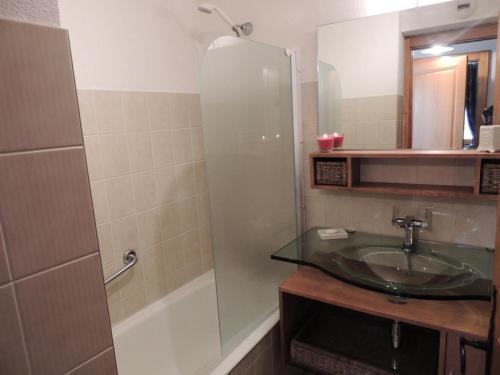 une salle de bain avec un lavabo et une douche dans l'établissement Résidence Rebiole - Appartement fonctionnel et calme à deux pas du cen MAE-1301, aux Gets