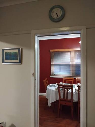 Φωτογραφία από το άλμπουμ του A Rosy house in Roselands σε Narwee