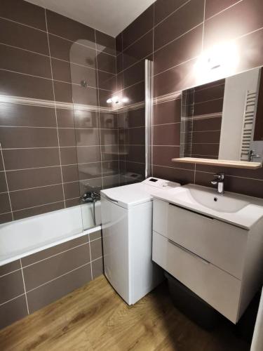 une salle de bain avec un lavabo, un miroir et une baignoire dans l'établissement Résidence Plein Soleil B - Studio cabine au calme et proche des pistes MAE-1311, aux Gets