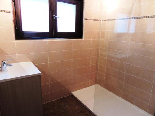 une salle de bain avec une douche, un lavabo et une baignoire dans l'établissement Résidence Lou Baitandys - Lou Baitandys - T2 au pied des pistes et au centre du village MAE-1321, aux Gets