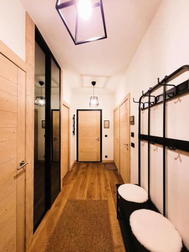 - un couloir avec deux lits superposés et une porte dans l'établissement Résidence Le Stella - Appartement 4 personnes au centre MAE-1331, aux Gets