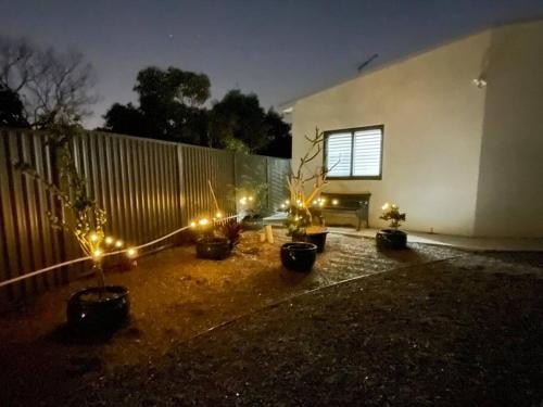 Κήπος έξω από το Private, Modern & Luxurious Granny Flat
