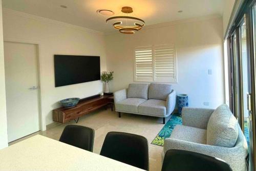 Χώρος καθιστικού στο Private, Modern & Luxurious Granny Flat