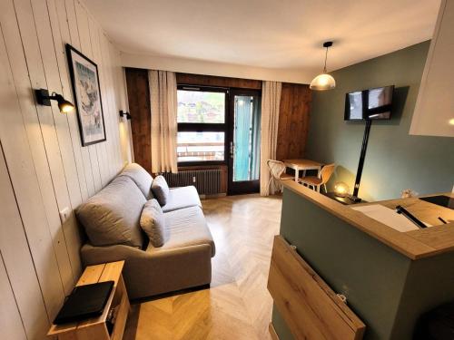 un salon avec un canapé et une table dans l'établissement Résidence Ranfolly - Studio lumineux et cosy au cœur du village MAE-1361, aux Gets
