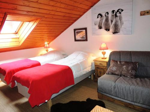 une chambre avec deux lits et un canapé dans l'établissement Résidence Lion D'or - Appartement rénové, centre station, au calme, exposé Est-Ouest MAE-1091, aux Gets