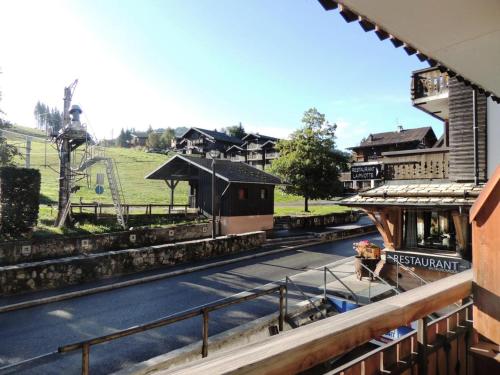 - une vue depuis le balcon d'une gare dans l'établissement Résidence Ranfolly - Charmant studio rénové avec vue pistes MAE-1231, aux Gets