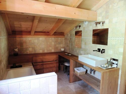 une salle de bain avec un lavabo et une baignoire dans l'établissement Chalet Source Des Granges - Chalet Source des Granges - Calme et confort MAE-0991, aux Gets