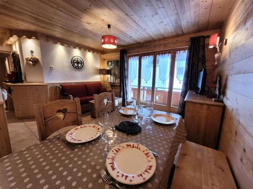 une salle à manger avec une table, des chaises et un canapé dans l'établissement Résidence Eden Roc Ii - T3 centre station et proche des pistes de ski MAE-1271, aux Gets
