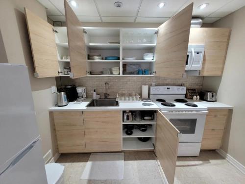 Kuchyň nebo kuchyňský kout v ubytování Cozy and comfy Studio Apartment