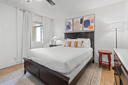 スコッツデールにあるCozy 2br Condo W Pool Near Old Townの白いベッドルーム(ベッド1台、赤いスツール付)