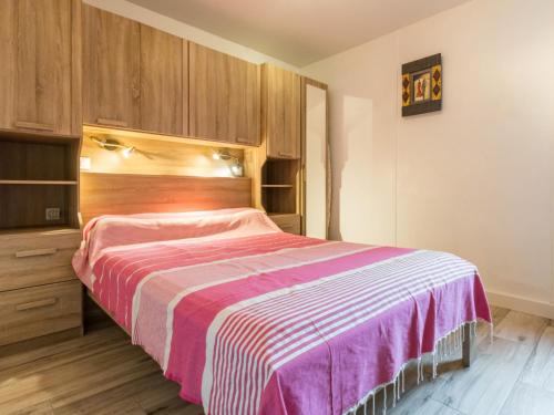 ein Schlafzimmer mit einem Bett mit einer rot-weißen Decke in der Unterkunft Appartement face à la plage avec cour commune, BBQ et wifi à Piriac-sur-Mer - FR-1-306-1188 in Piriac-sur-Mer