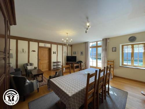 Gallery image of Maison rénovée avec grand terrain, équipements enfants, 3 chambres, proche de D938, vélos inclus - FR-1-426-539 in Bourneau