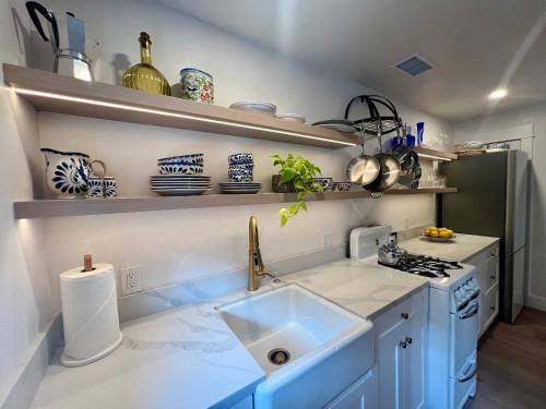 Köök või kööginurk majutusasutuses Pied-à-Terre Courtyard Luxury Guest Suite