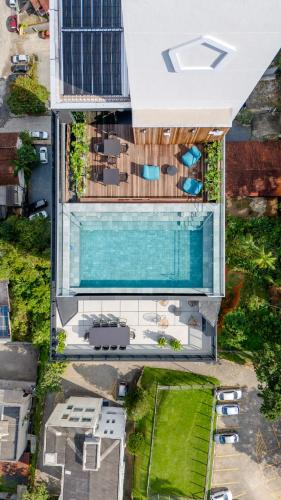 an overhead view of a building with a swimming pool at Loft próximo a Vila Germânica e FURB com vaga. in Blumenau