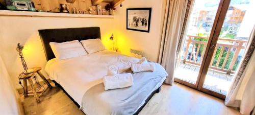 une chambre avec un lit avec deux serviettes dessus dans l'établissement Résidence Chalune - Appartement classé 4 étoiles, 2 chambres + Cabine MAE-0951, aux Gets