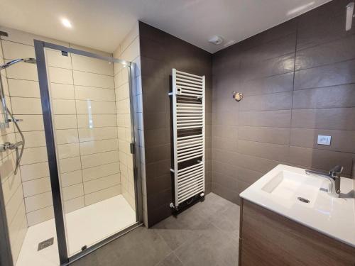 une salle de bain avec douche et lavabo dans l'établissement Résidence Le Nantaux - Appartement lumineux, dans un chalet entièrement rénové, centre station MAE-0931, aux Gets