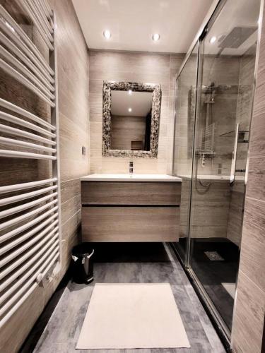 une salle de bain avec un lavabo et un miroir dans l'établissement Résidence Le Vorzay - Appartement Esprit Montagne MAE-0811, aux Gets