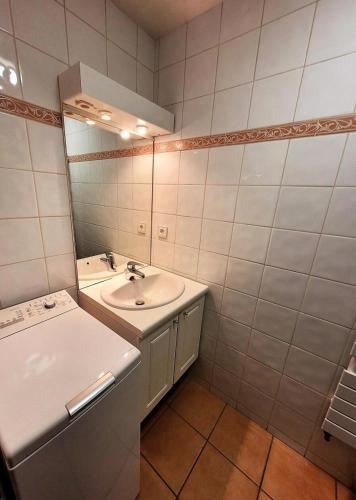 une salle de bain avec un lavabo et un miroir dans l'établissement Résidence Le Centre - Appartement au centre 6 personnes MAE-0961, aux Gets