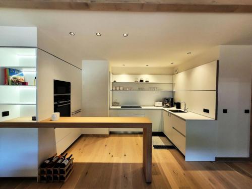 - une cuisine avec une table en bois dans une chambre dans l'établissement Résidence Le Stella - Elégance et confort au coeur du village MAE-1031, aux Gets