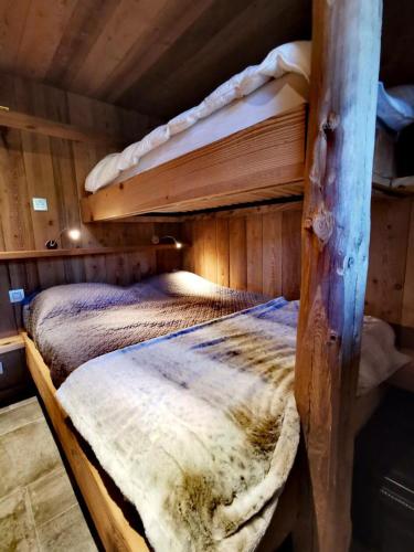 quelques lits superposés dans une chambre dans l'établissement Résidence Ranfolly - Charmant studio rénové avec vue pistes MAE-1231, aux Gets