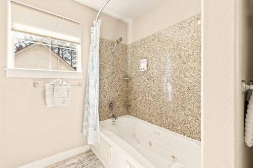 Ένα μπάνιο στο Seaside Waterfront condo walking to downtown and beach