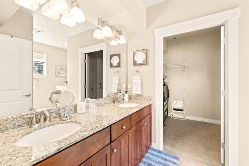 Ένα μπάνιο στο Seaside Waterfront condo walking to downtown and beach