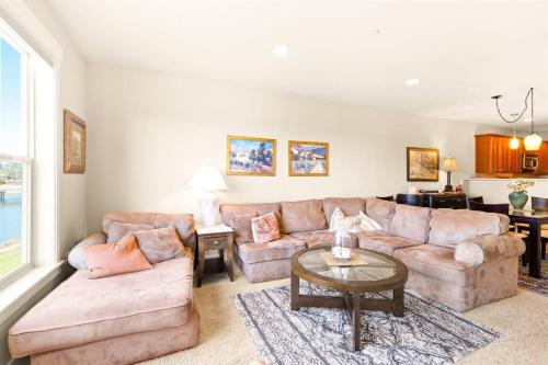 Χώρος καθιστικού στο Seaside Waterfront condo walking to downtown and beach