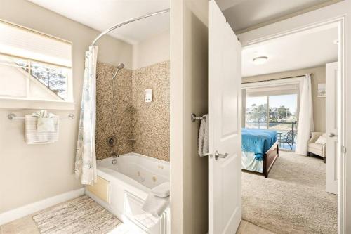 Ένα μπάνιο στο Seaside Waterfront condo walking to downtown and beach