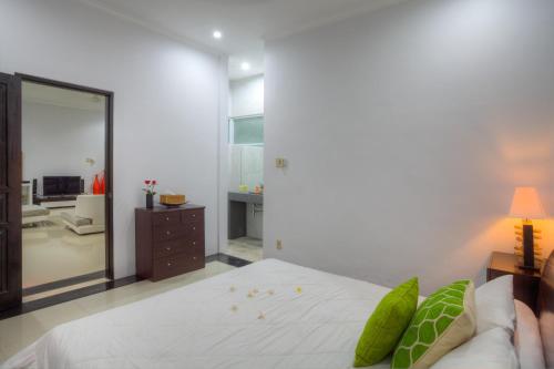 Ένα ή περισσότερα κρεβάτια σε δωμάτιο στο Kedis Bali Villa