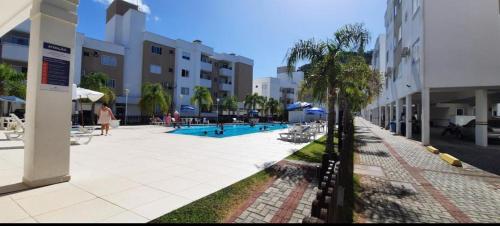 un cortile con piscina in un edificio di Praia canavieiras a Florianópolis