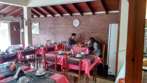 Un restaurante u otro lugar para comer en Hosteria Los Amigos