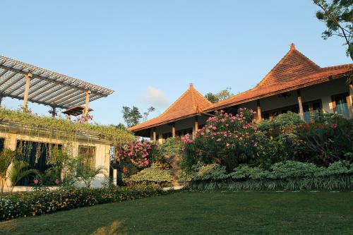 un edificio con un patio con flores y plantas en Bangsring Breeze, en Banyuwangi