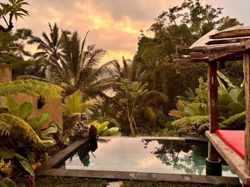 Taman di luar Umah Capung Sebatu Villas