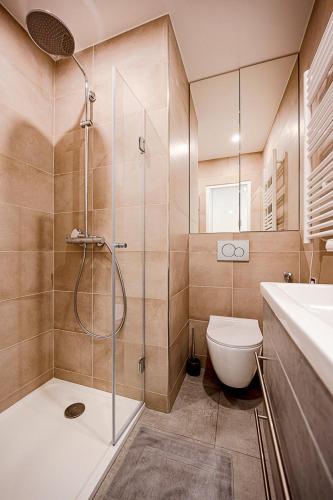 une salle de bain avec une douche, des toilettes et un lavabo dans l'établissement Trendy ,quit and chic, à Paris