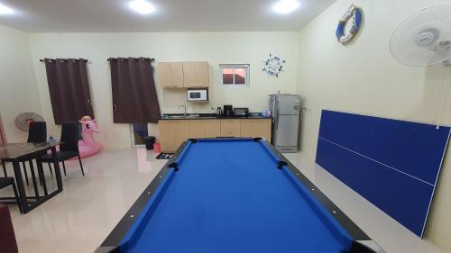 a kitchen with a pool table in a room at Family Pool Villa Chaam in Cha Am