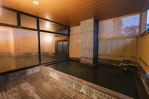 a empty gym with a pool of water in a room at Ureshino Motoyu in Ureshino